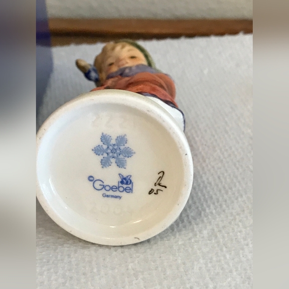 Winterzeit All Bundled Up Vintage Goebel Hummel 2221 2004 - Picture 15 of 15